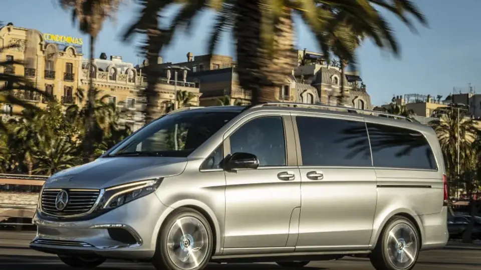 Mercedes EQV bei der Fahrt in der Farbe silber