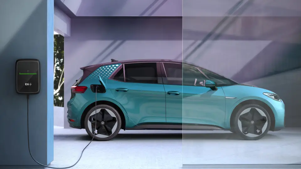 Ein VW ID.3 wird in einer Garage mit dem Elli Charger Pro 2, Sieger im Test von Autobild, geladen