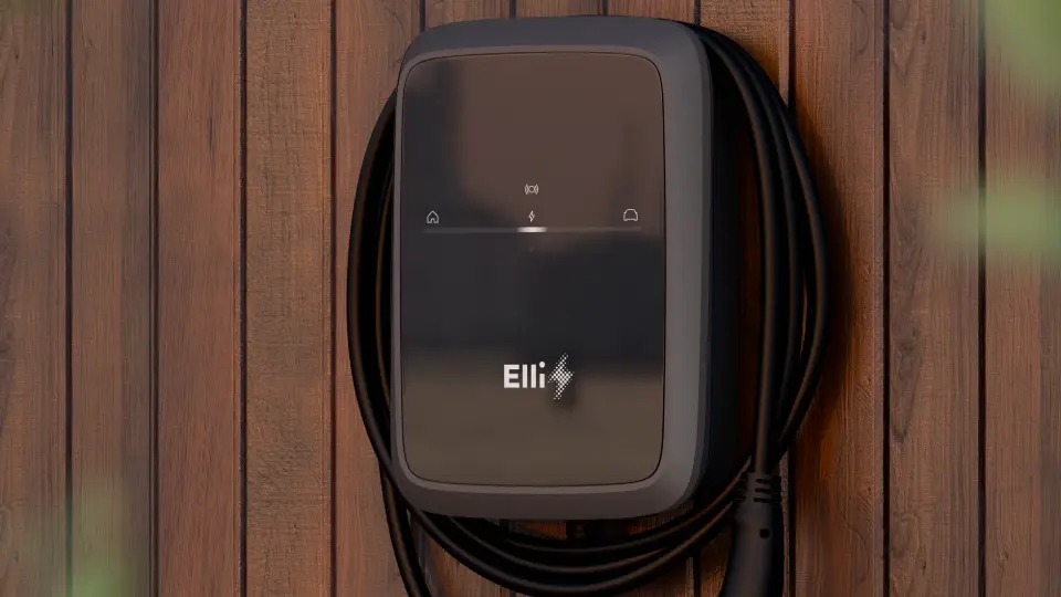 Elli Charger Pro 2 Dienstwagen Wallbox hängt an der Wand