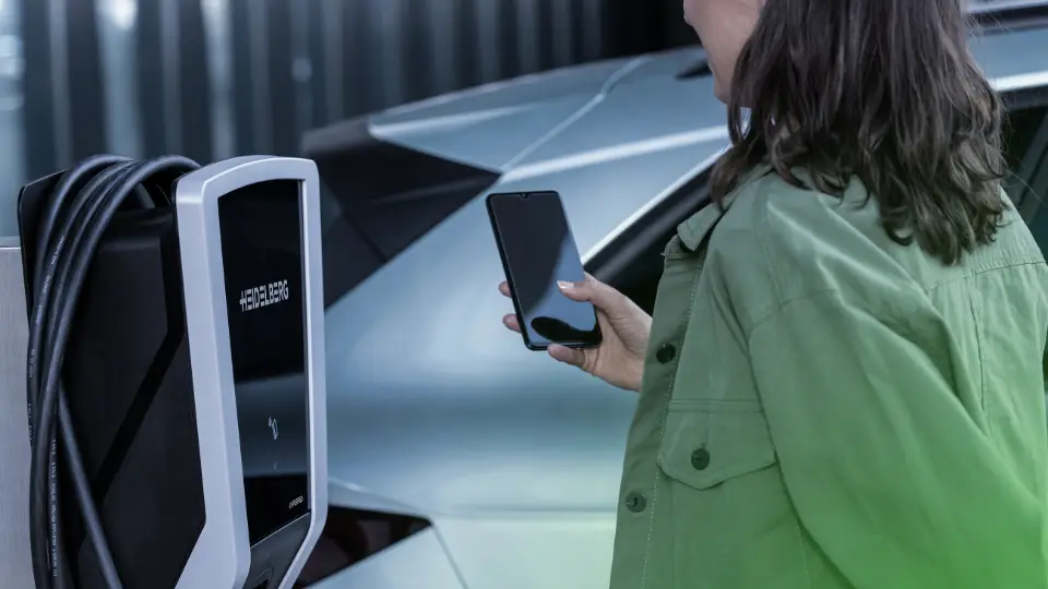 Frau beendet Ladevorgang mit myAMPERFIED App