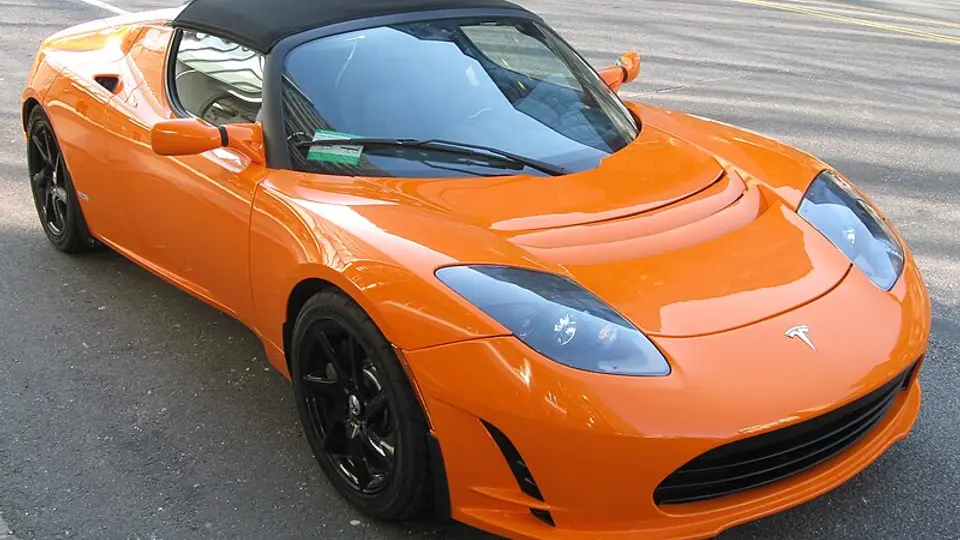 Tesla Roadster in orange aus dem Jahr 2008.