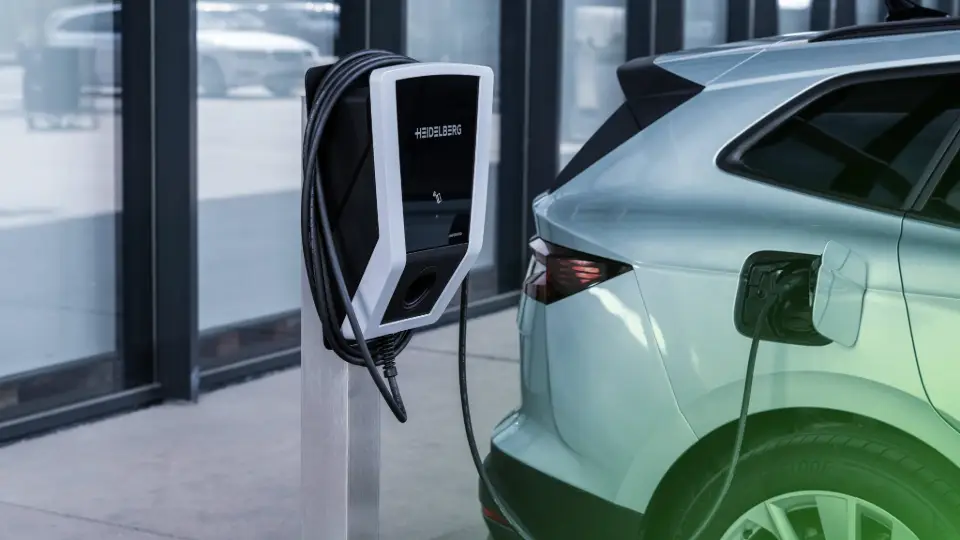 Heidelberg AMPERFIED connect.home mit Lastmanagement lädt ein E-Auto