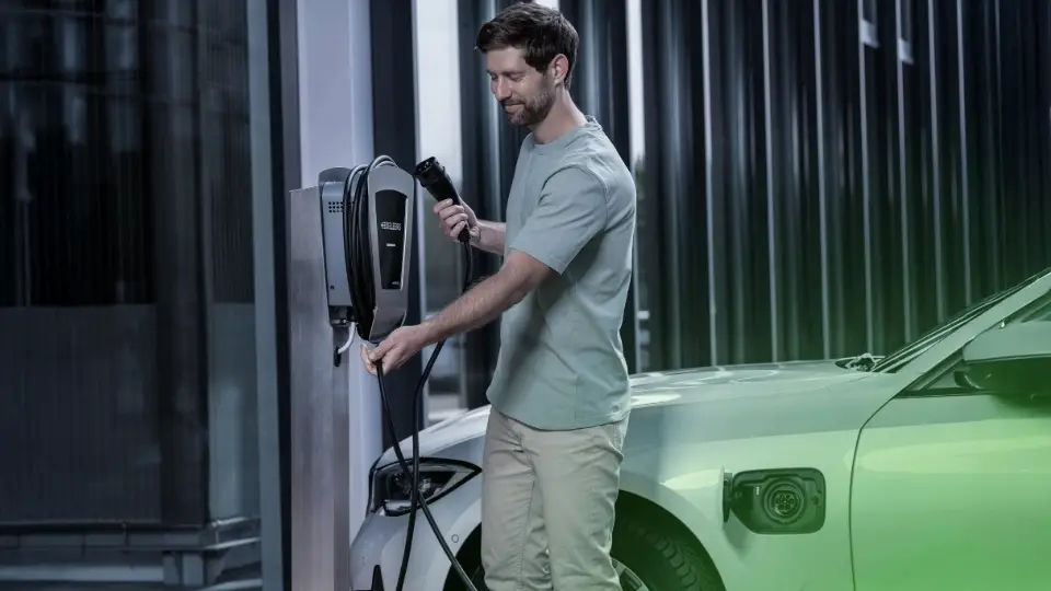 Mann lädt E-Auto mit Heidelberg Wallbox Energy Control – günstige Alternative zur VW Wallbox