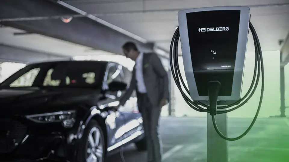 Heidelberg connect.business Wallbox für Firmenwagen steht in Tiefgarage