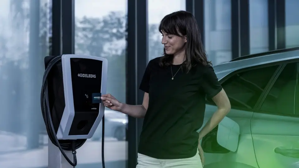 Frau aktiviert Heidelberg connect.home Wallbox per RFID – komfortable VW Wallbox Alternative