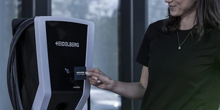 EVBox Elvi V2 inkl. Kabelhalterung an einer Backsteinwand montiert
