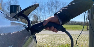 Tesla Model 4 Grau beim Laden am Supercharger. Nahaufname