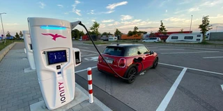 Roter Mini Cooper SE beim laden en einer Ionity Ladesäule