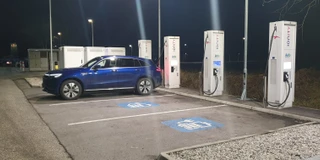 Elektroauto Tankstelle - Mercedes EQC bei laden