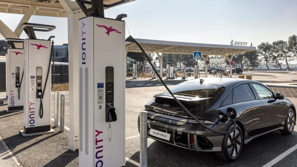 E-Auto lädt mit günstigem Ionity Tarif