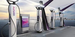 Ladepark von Ionity mit 3 Säulen in weiss