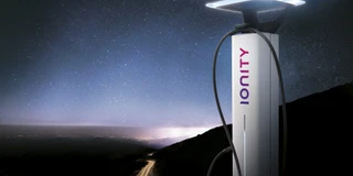 Ionity Ladesäule in weiss in der Nacht