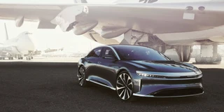 Lucid air vor Flugzeug