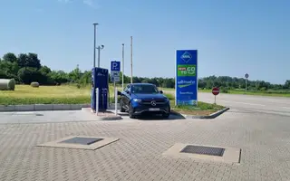 Mercedes EQC an einer ARAL Pulse Ladestaton mit ADAC e-Charge Ladekarte