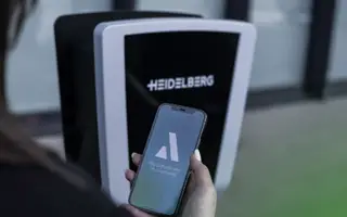 Frau startet Ladevorgang mit der Heidelberg myAMPERFIED App