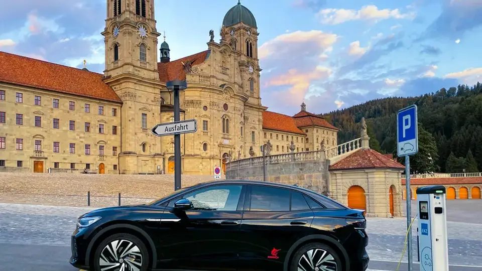 VW ID.5 2025 an einer Ladestation in der Schweiz