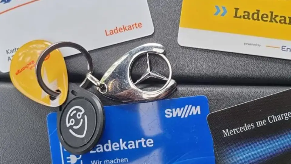 Bild mit verschiedenen Ladekarten für E-Autos