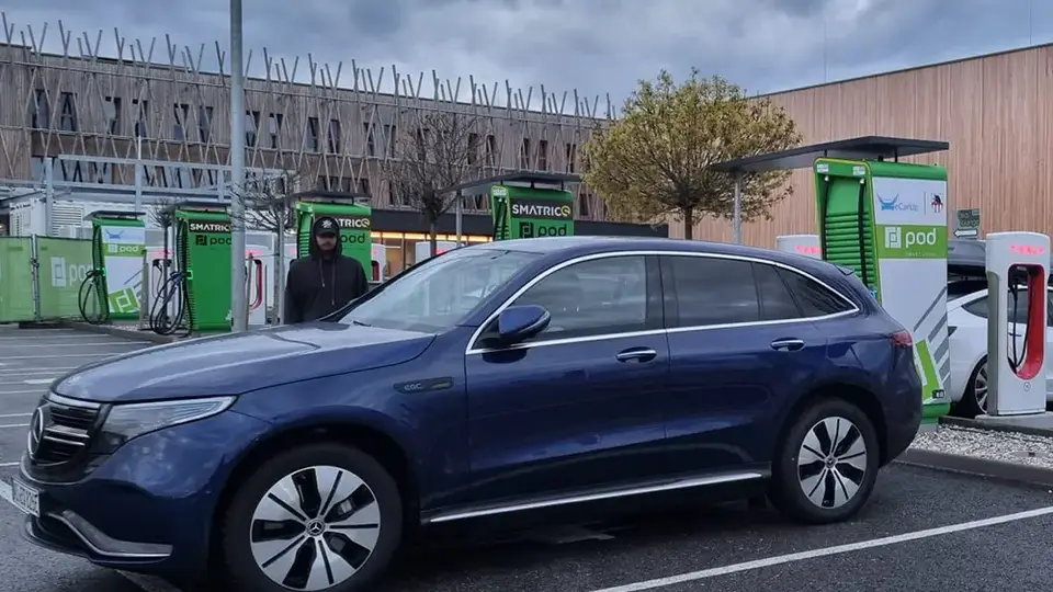 Mercedes EQC an einer Smatrics Ladestation in Oesterreich