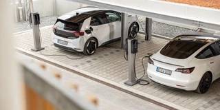 Zwei E-Autos an Webasto Wallboxen unter Carport – Lastmanagement optimiert gleichzeitiges Laden