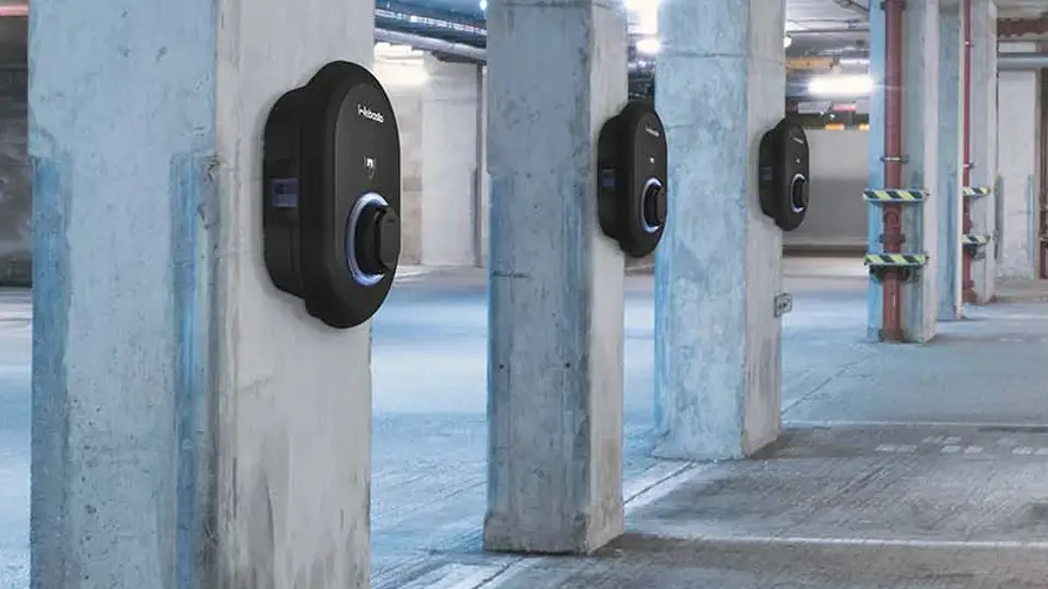 Mehrere Webasto Wallboxen in Tiefgarage mit intelligentem Lastmanagement für Stromverteilung