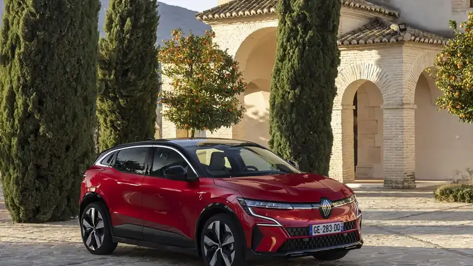 Renault Megane E-TECH in der Farbe rot