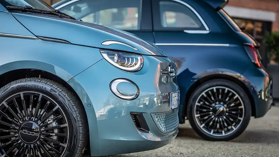 FIAT 500e Action in der Farbe blau