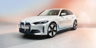BMW i4 Frontansicht in der Farbe weiss mit blauen Akzenten