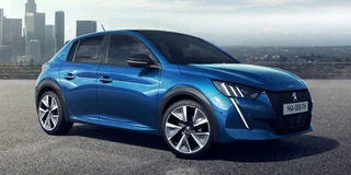 Ansicht Peugeot e-208 in der Farbe Dunkelblau von schräg Vorne