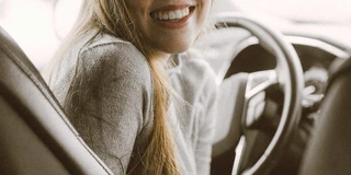 Blonde Frau im Auto