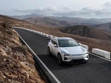 Polestar 3 während der Fahrt von vorne in weiß