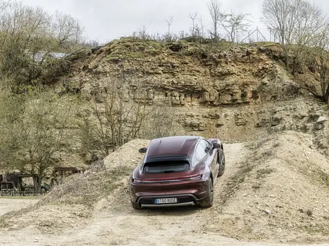 Porsche Taycan Cross Turismo bei Offroad-Fahrt