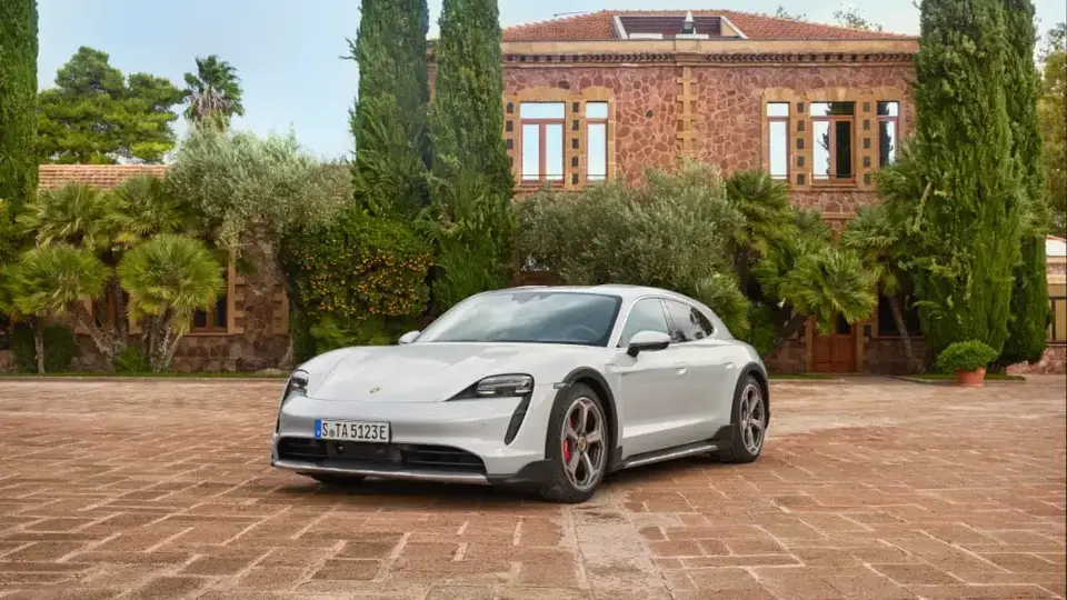 Porsche Taycan Hero vor weißer Villa