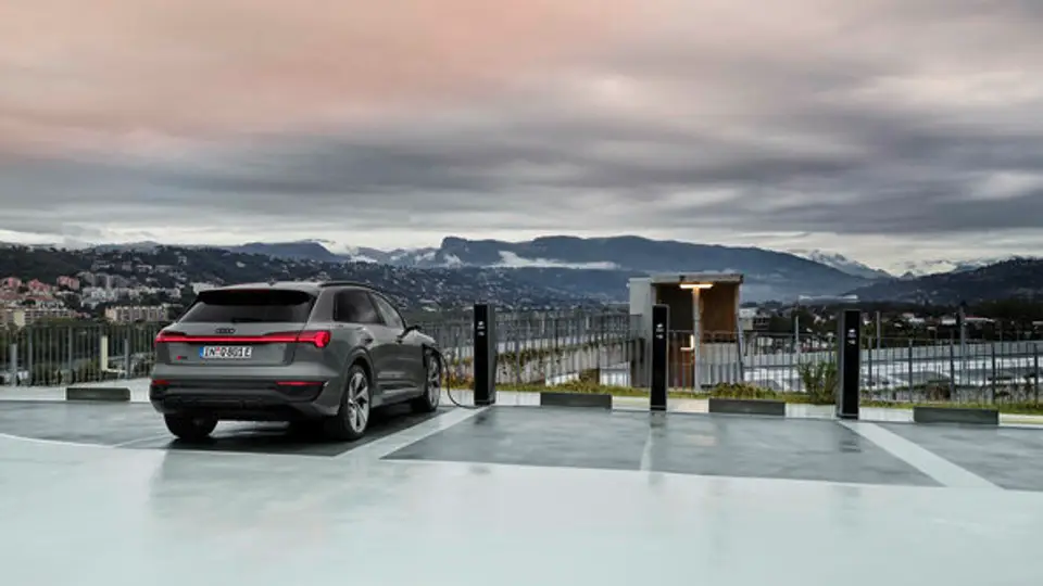 Audi Q8 e-tron beim Laden