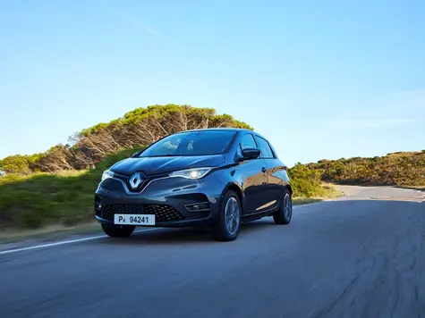 Renault Zoe Elektroauto in der Farbe grau bei der Fahrt