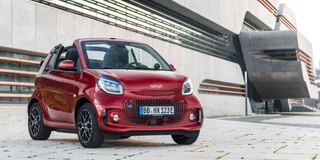 Frontansicht Smart electric Cabrio in der Farbe Rot in Hafenviertel