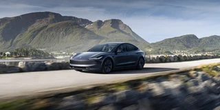 Model 3 Allrad Facelift grau auf der Strasse