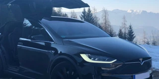 Tesla Model X Schwarz in den Alpen