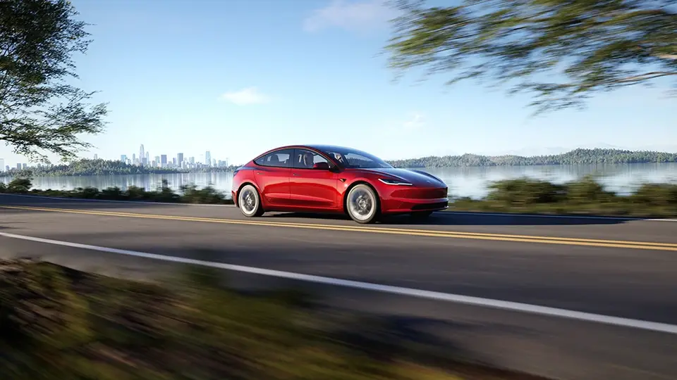 Tesla Model 3 2024 in rot von vorne