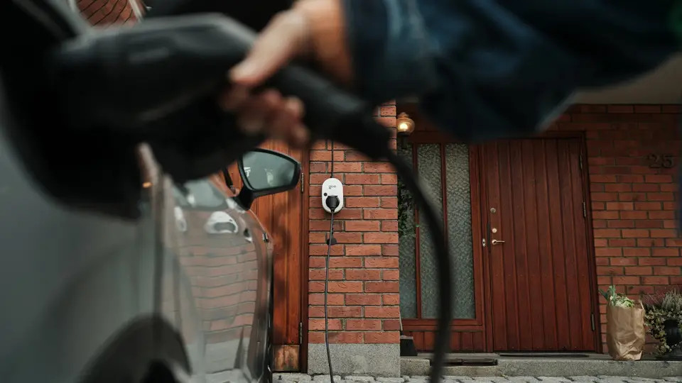 E-Auto beim Laden vor go-e Wallbox
