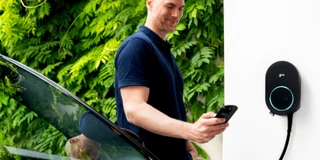 Mann lädt E-Auto mit go-e Charger CORE