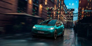 Frontansicht des VW ID.3 Performance in der Farbe Blau bei Nacht in der Stadt