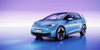 Ansicht VW ID.3 in der Farbe Hellblau von schräg Vorne