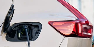 E-Volvo lädt an einer Volvo Wallbox