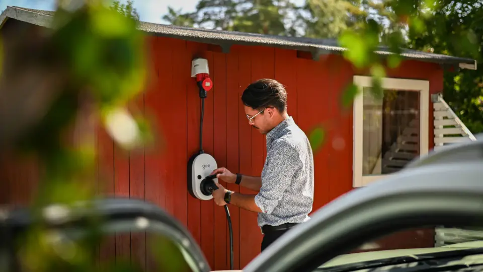 Mobile Wallbox für unterwegs: Ein Mann schließt sein E-Auto an den go-e Charger Gemini Flex an,