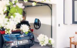 E-Auto in Garage beim Laden