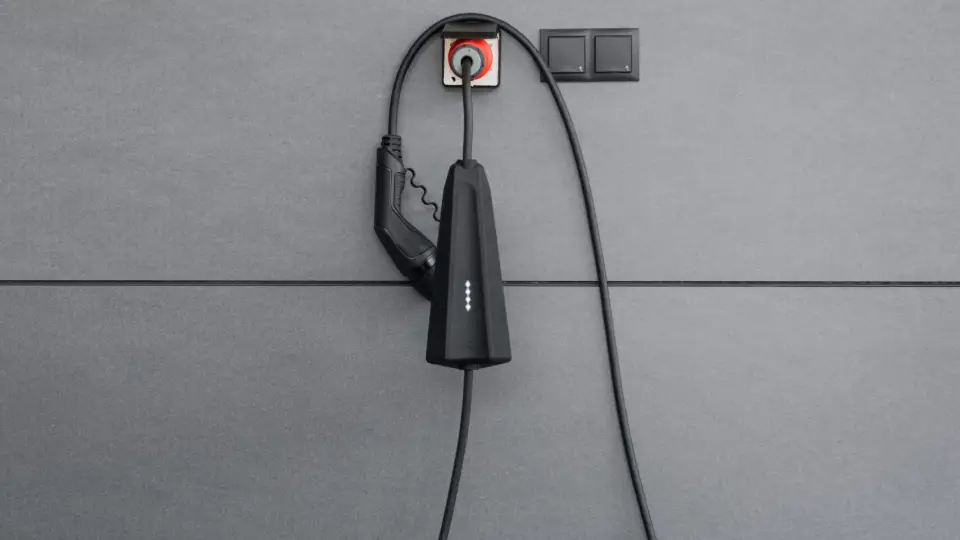 NECharge: beste mobile Wallbox an einer Garagenwand