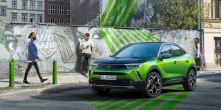 Ansicht des Opel Mokka-e in Giftgrün von schräg Vorne