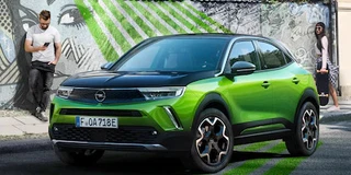 Ansicht des Opel Mokka-e in Giftgrün von schräg Vorne