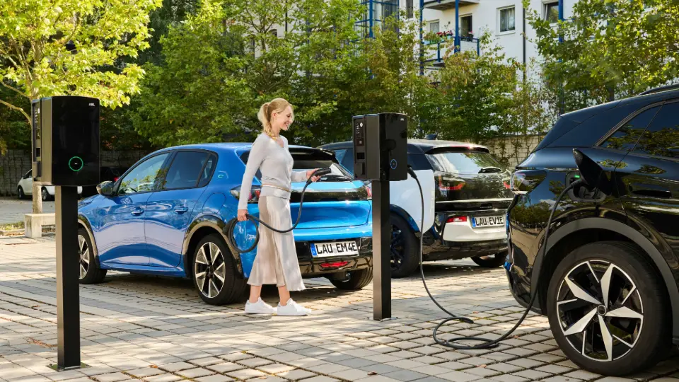 ABL eM4 Twin mit Lastmanagement lädt zwei E-Autos gleichzeitig