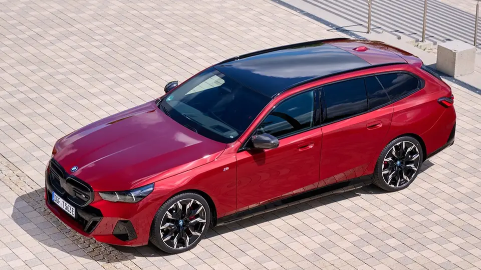 BMW i5 Touring in rot